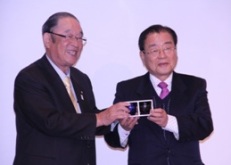 記念品の贈呈（左：TAFISA-JAPAN会長張富士夫　右：TAFISA会長李康斗）