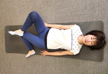 大腿筋膜張筋ストレッチ画像１